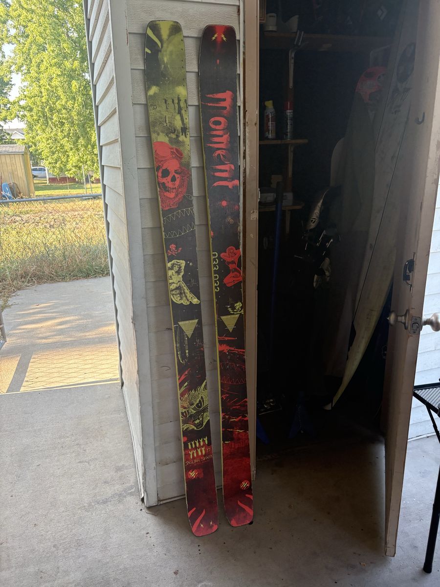 Moment skis