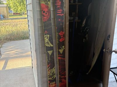 Moment skis