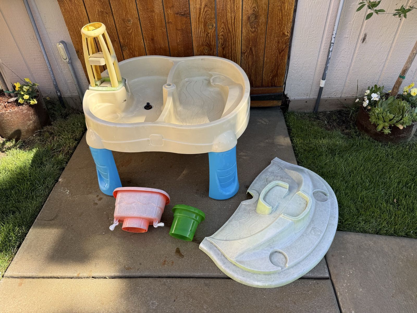 Sand and water table with cover and opening for umbrella