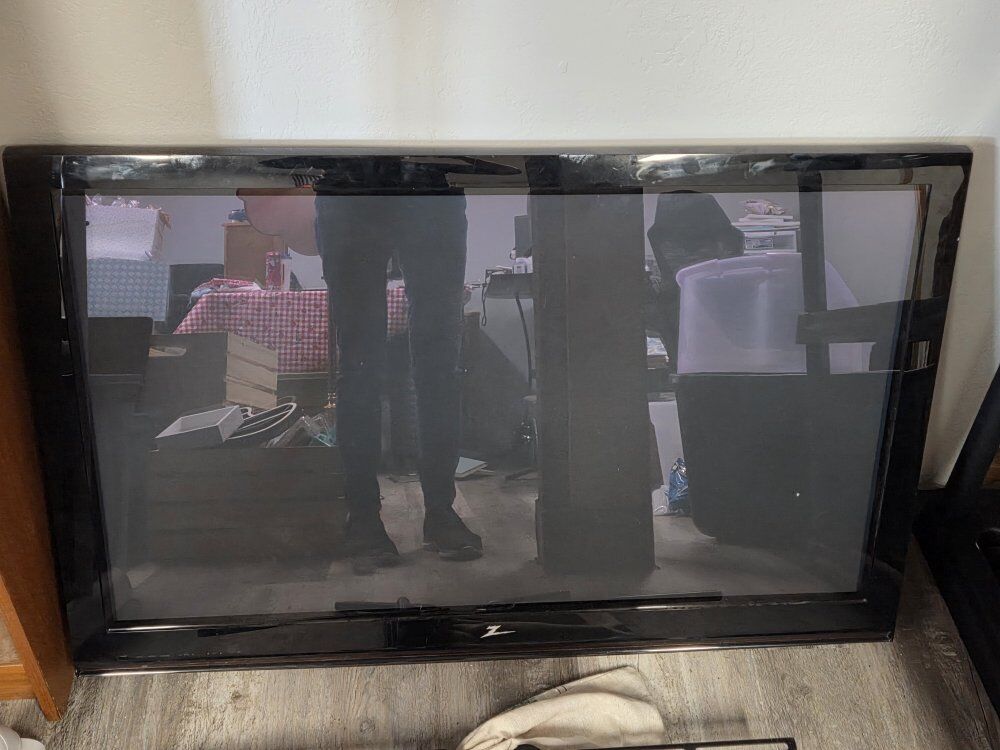 40" Zenith TV w/Wall Mount