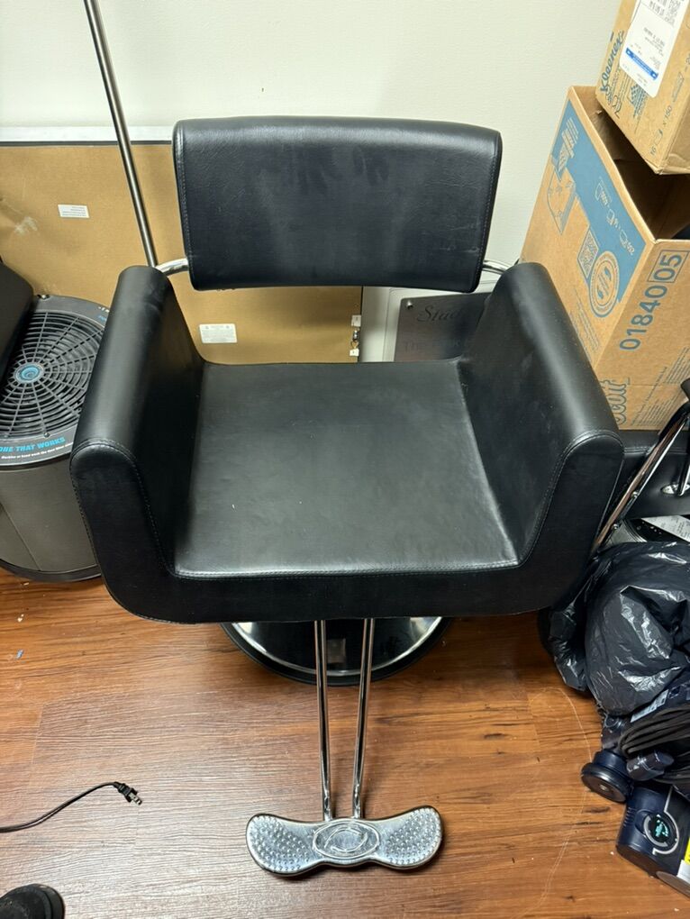 Black Salon Styling Chair – Hydraulic