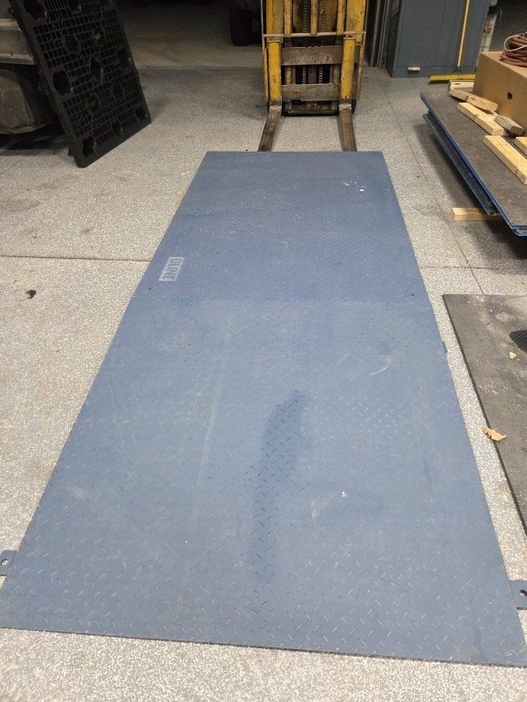 Pallet scale with ramp