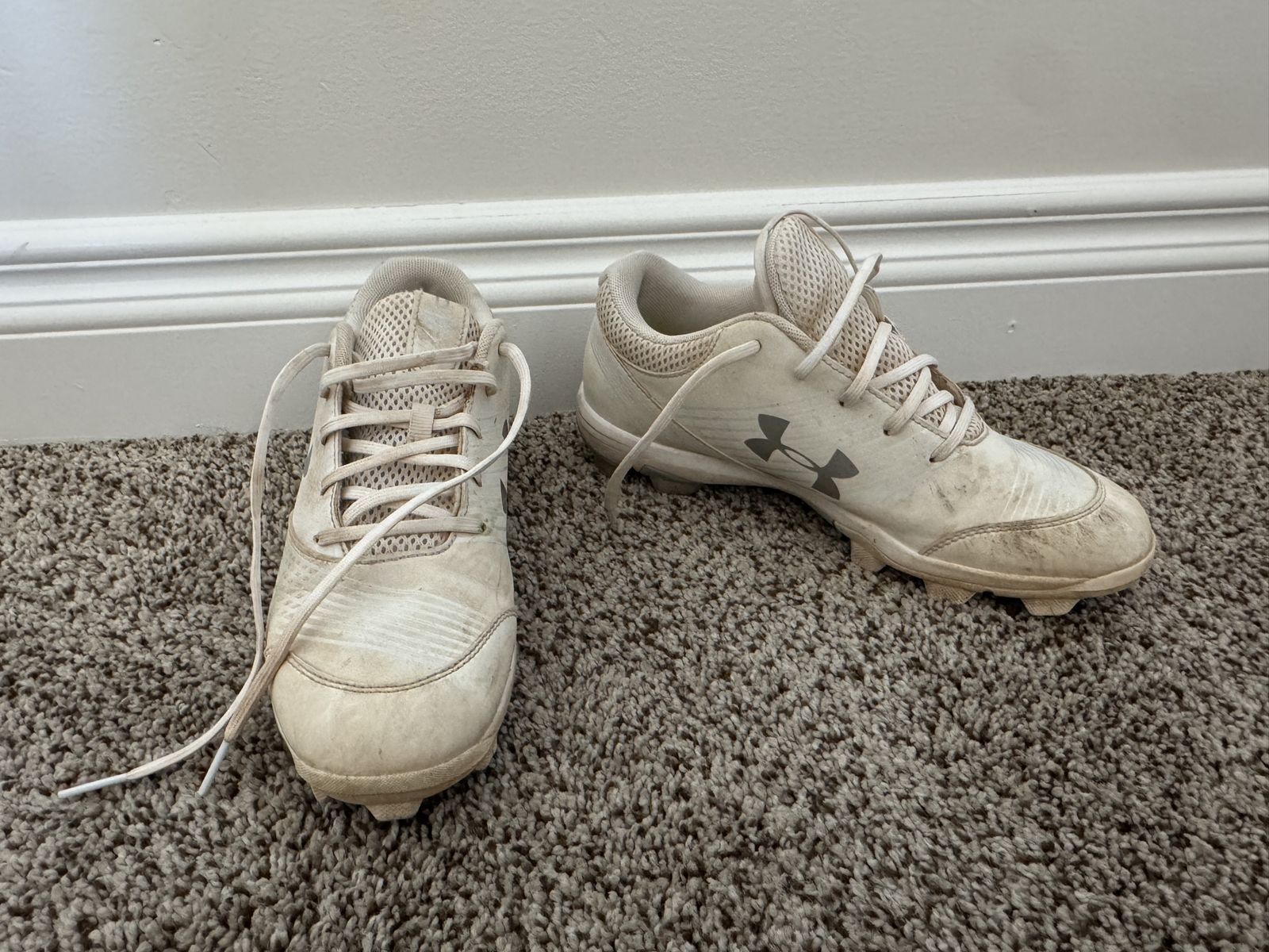 Under Armour White Molded Baseball / Softball Cleats size 7