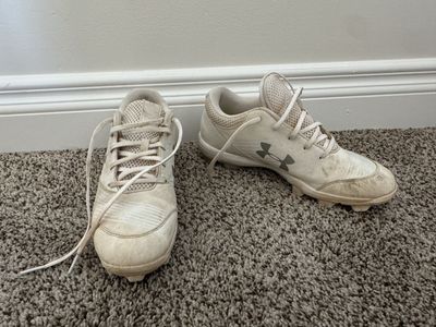 Under Armour White Molded Baseball / Softball Cleats size 7