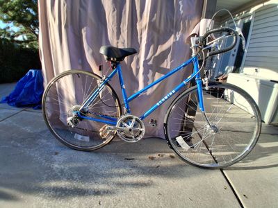 Ladies' Schwinn Traveler Delivery Included.
