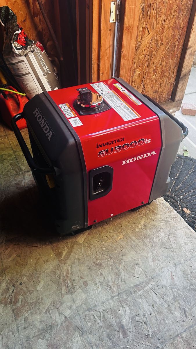 Honda EU3000is Inverter Generator - Quiet, Portable 3000 Watt Power