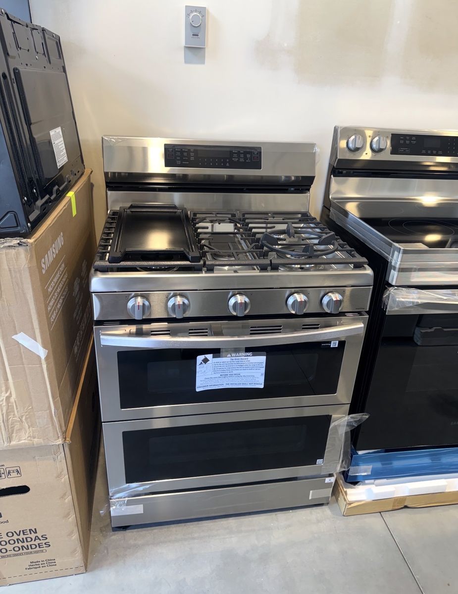 SAMSUNG FLEX DUO 30” GAS DOUBLE OVEN RANGE – $1,000