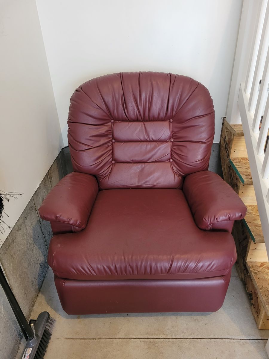 Leather Recliner Chair w/ Footrest – Manual Handle – Burgundy
