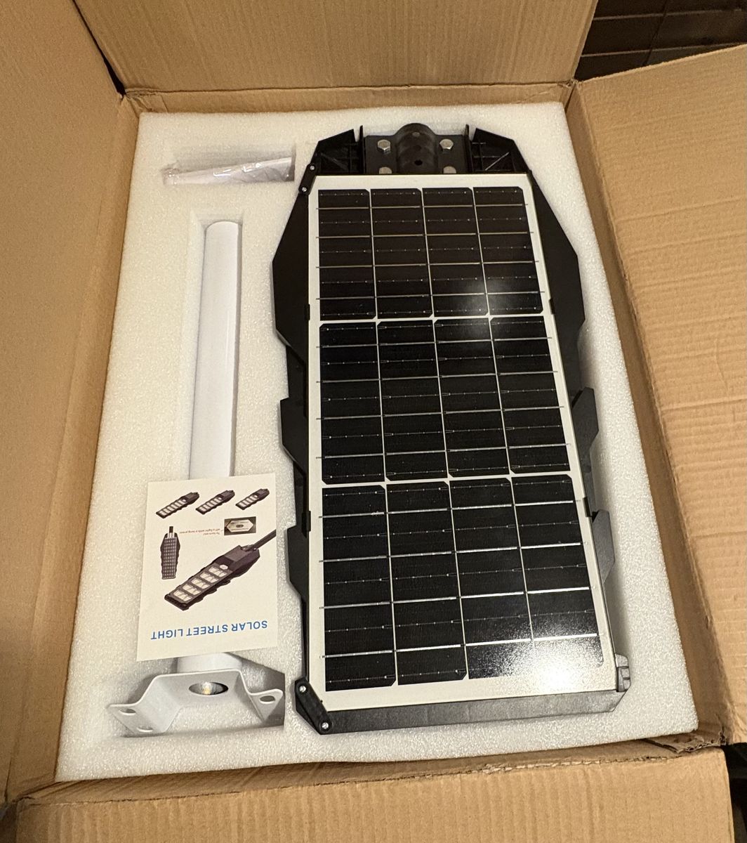 New Open Box 400W Solar Security Street Light