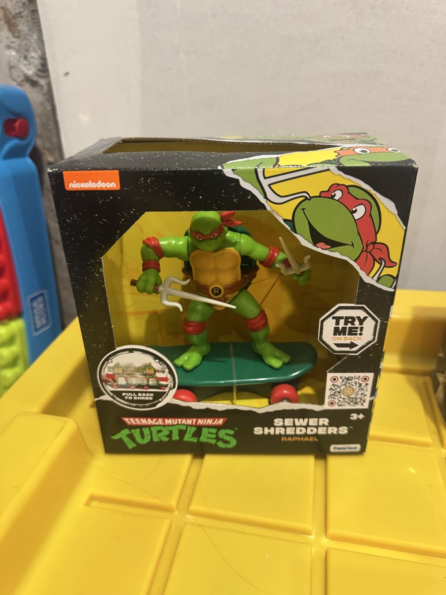 Teenage Mutant Ninja Turtles Sewer Shredders Raphael Skateboarding Figure