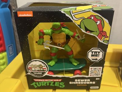 Teenage Mutant Ninja Turtles Sewer Shredders Raphael Skateboarding Figure