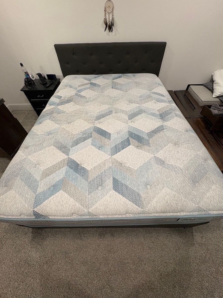 Like New Queen Mattress Bed Set w/Night Stand