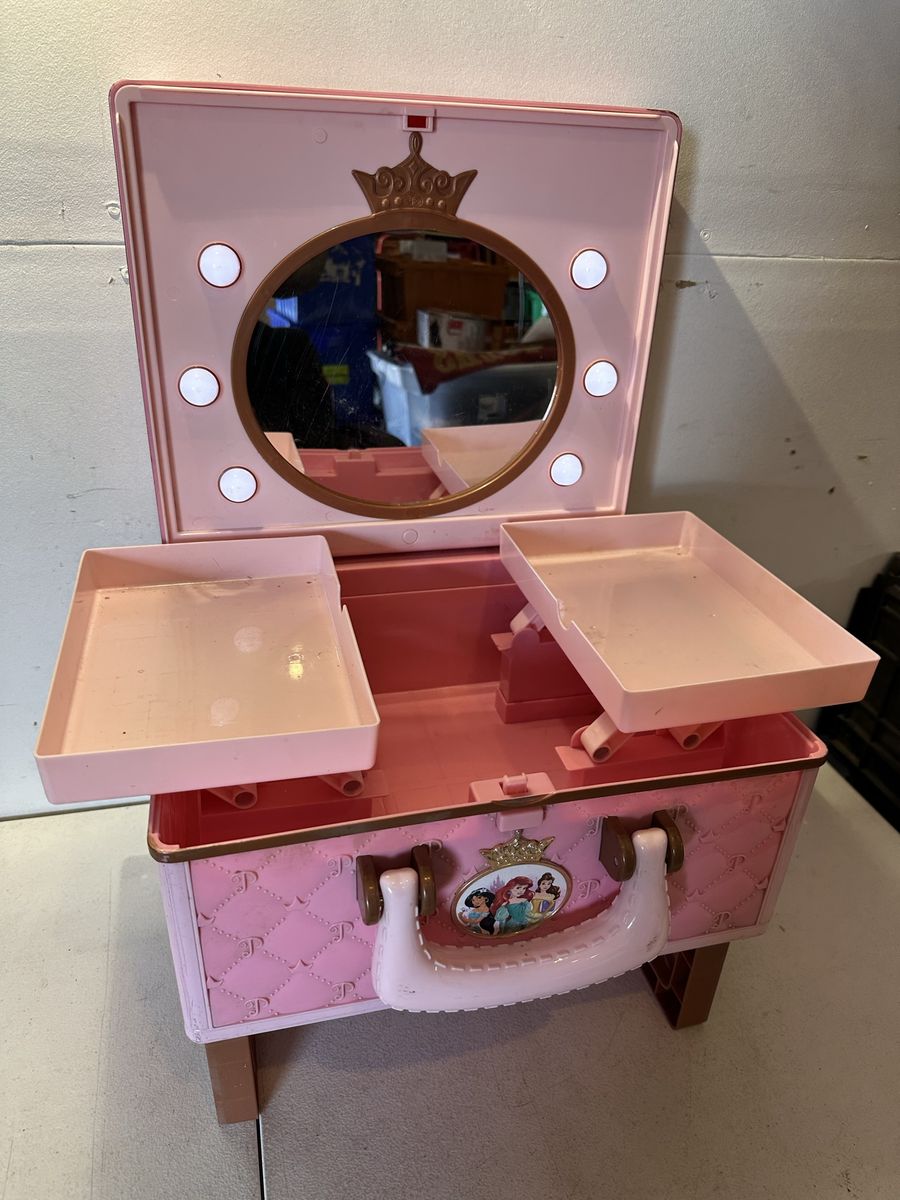 Disney Princess Style Collection Travel Vanity Light Up Make-Up Case Jewelry Box