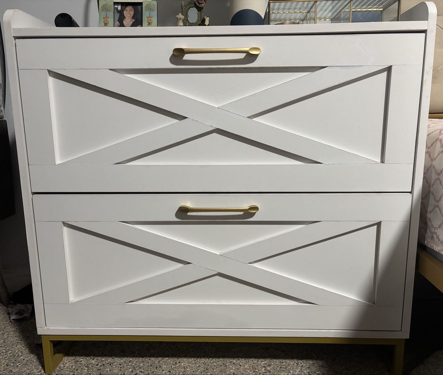 Elegant white/gold night stand