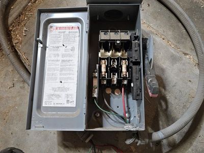Safety switch, heavy duty, fusible, 30A, 4 wire, 3 pole, 1 neutral, 7.5HP, 240VAC, 250VDC, 3R, bolt on hub provision
H321NRB