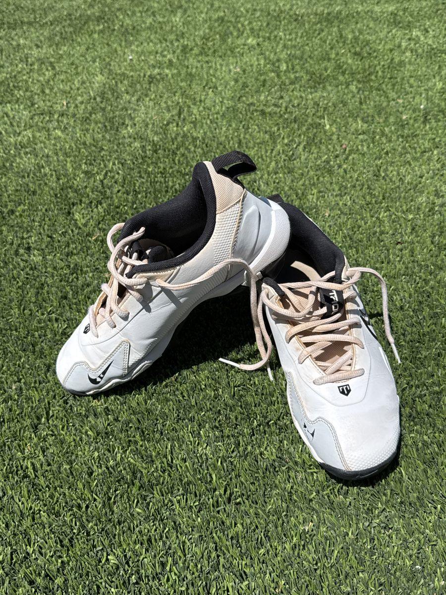 Nike boys BASEBALL CLEATS- Excellent Condition