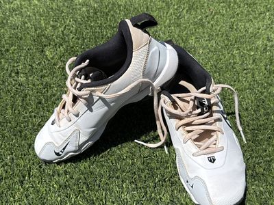 Nike boys BASEBALL CLEATS- Excellent Condition