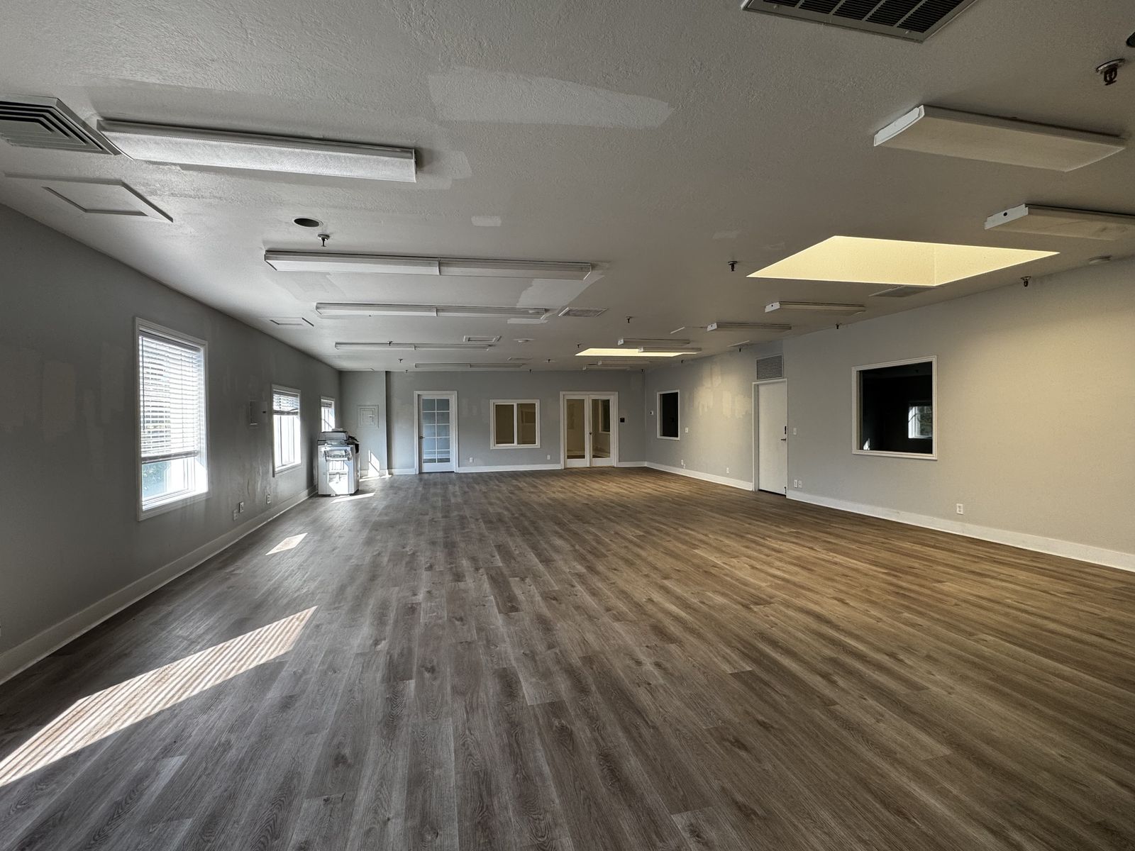 2 Individual Offices & Large Open Space in Central Sandy Business Complex