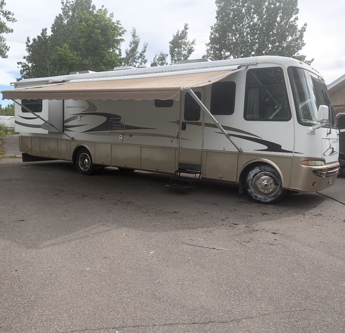 37 Foot Newmar Kountry Star Motor Home
