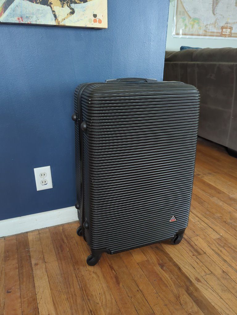 Suitcase. Inusa hard shell 29"