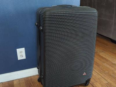 Suitcase. Inusa hard shell 29"