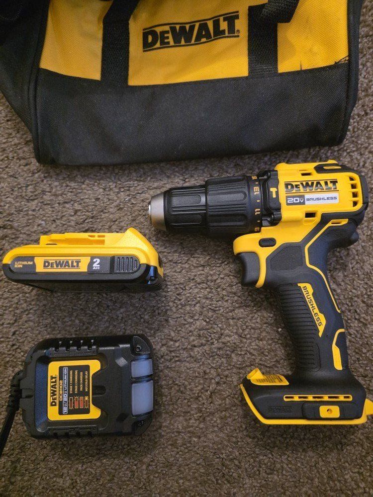 New Dewalt 20V MAX Variable Speed Hammer Drill Kit