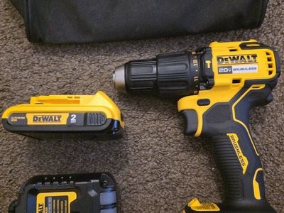 New Dewalt 20V MAX Variable Speed Hammer Drill Kit