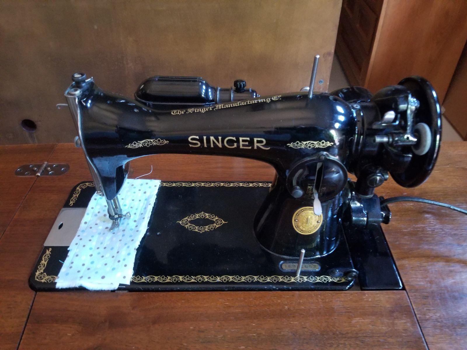 Vintage Singer 15-91 Sewing Machine w/ Cabinet + Attachments – Works – Complete Setup