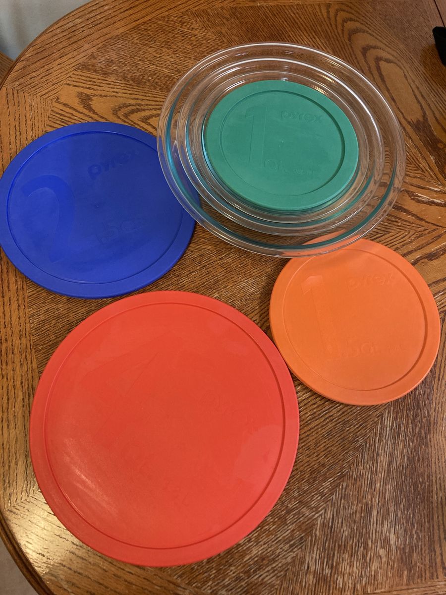 Pyrex set of 4 glass nesting bowls with lids