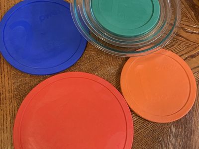 Pyrex set of 4 glass nesting bowls with lids