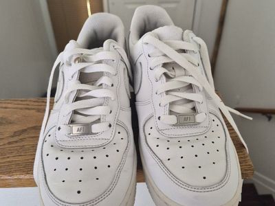 white Nike Air Force 1 Low '07 sneakers used like new