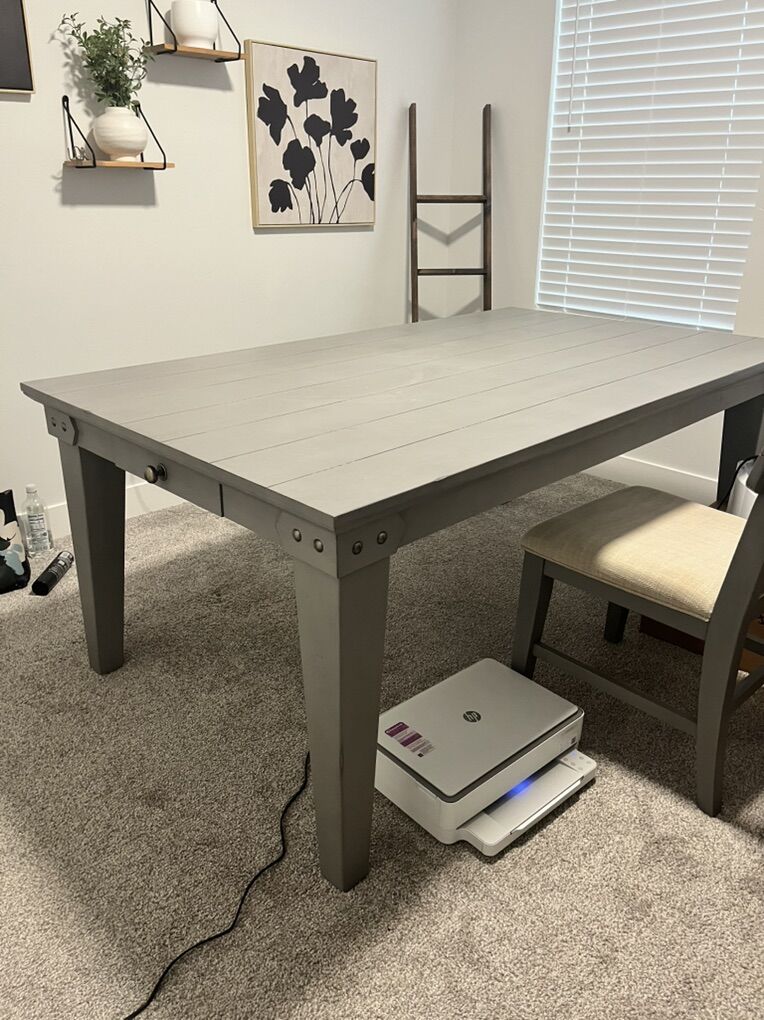 Beautiful Kitchen Table + 4 Chairs + Bench