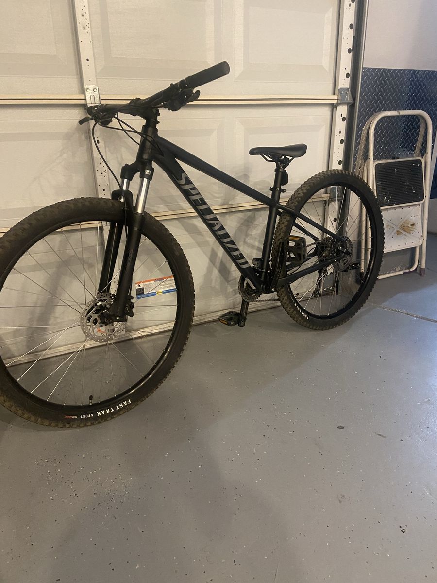 Specialized rockhopper 2025 (Size Medium)