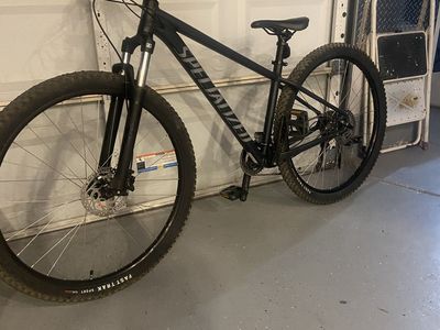 Specialized rockhopper 2025 (Size Medium)