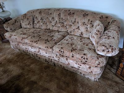 Pristine Retro Velvet Floral Sofa – Smoke/Pet Free