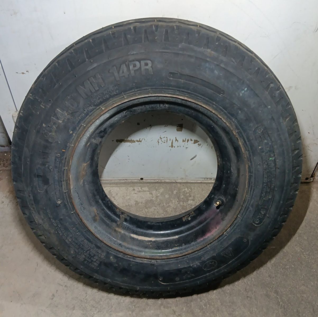 14.5 inch Trailer Wheel and Tire Load G 14 Ply Tire