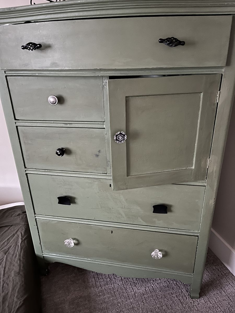 *VINTAGE DRESSER*