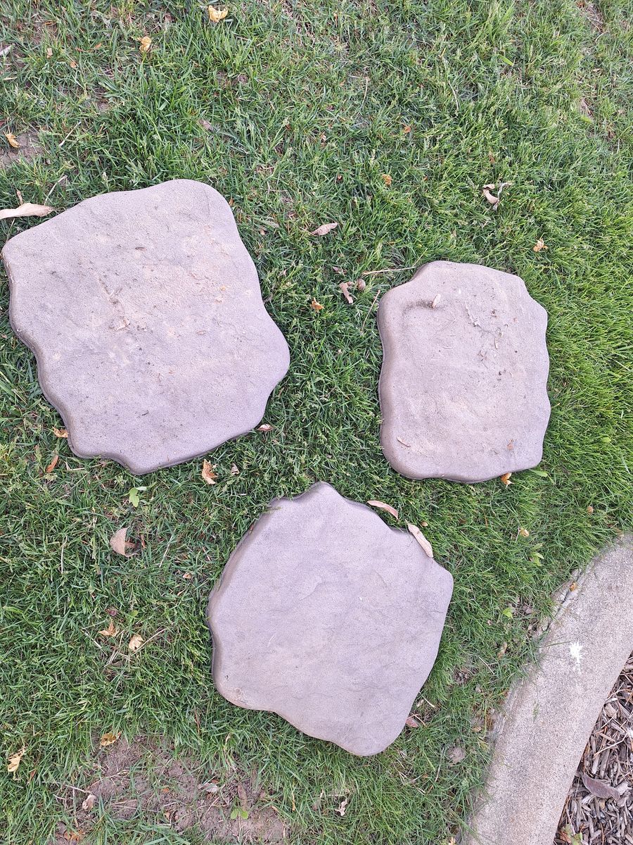 Sturdy Plastic Stepping stones Decorative Garden pieces Lot of 3 Stone shaped