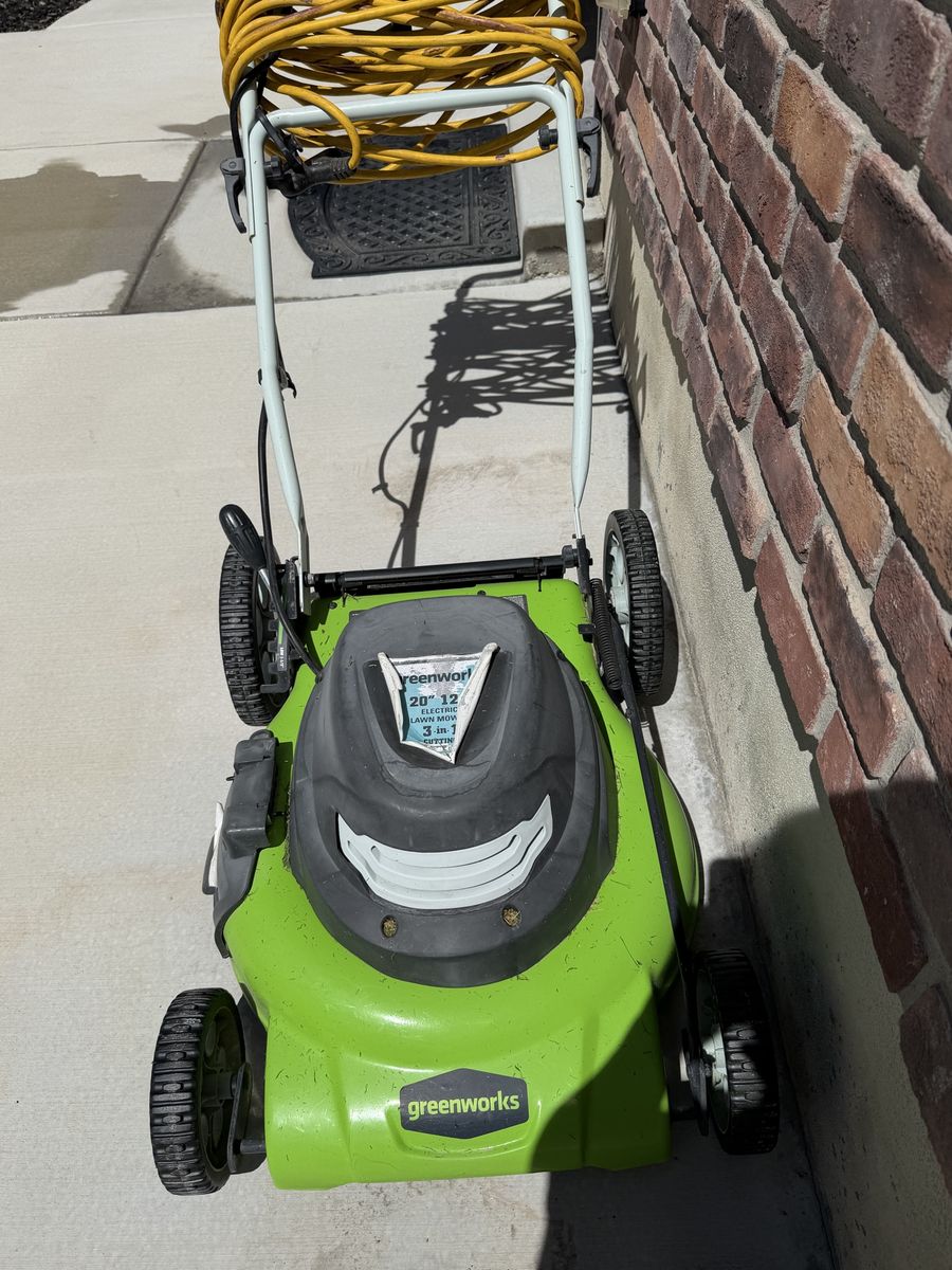 Electric lawn mower