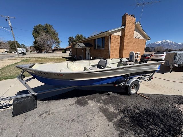 VALCO 16ft Aluminum Fishing Boat