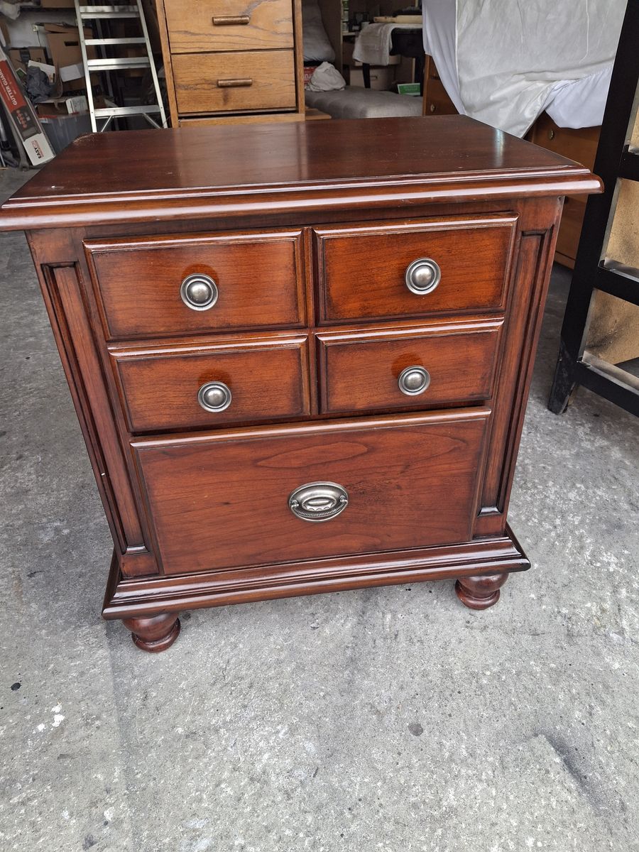 real wood night stand/bebe