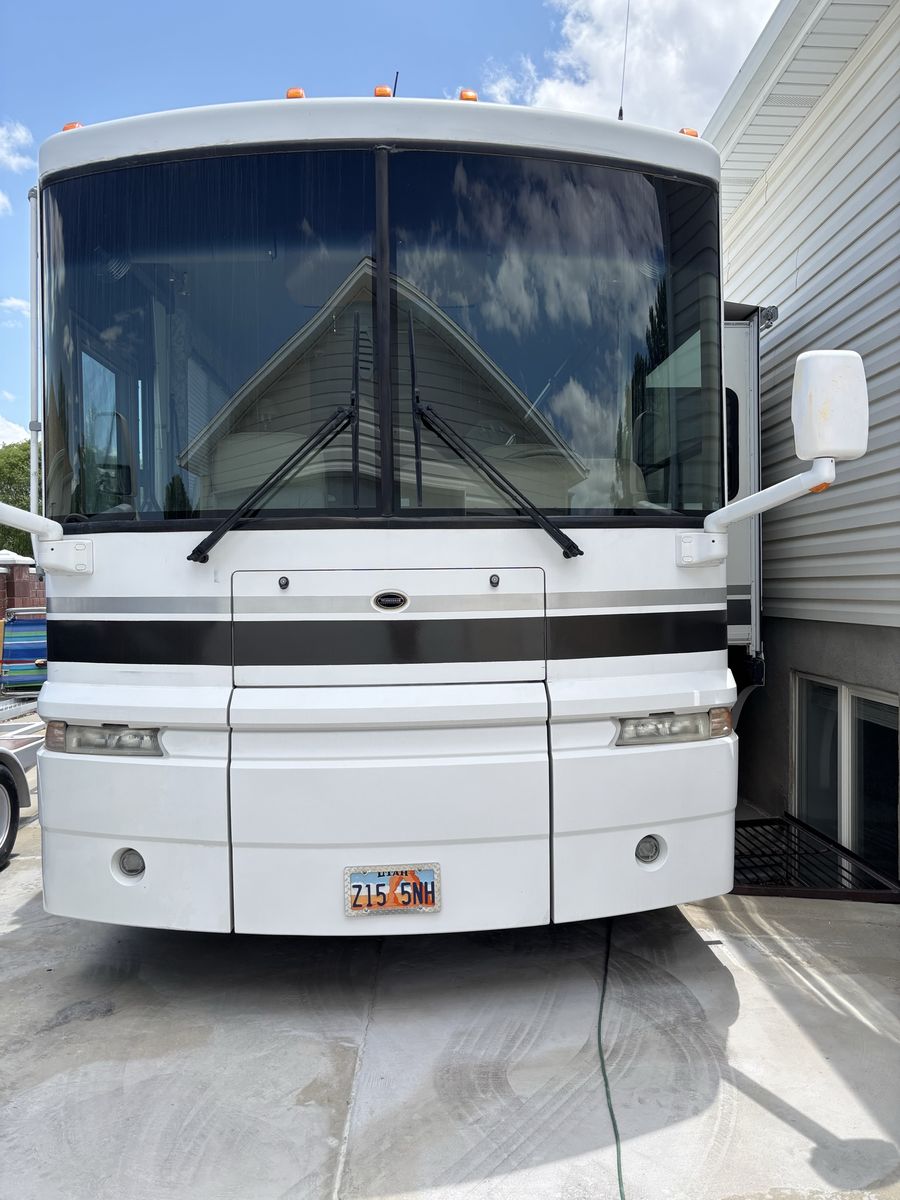 2000 Winnebago  36 ‘Ultimate Advantage Motorhome Class A Diesel Pusher RV. Caterpillar 300hp. Freightliner air ride chassis.