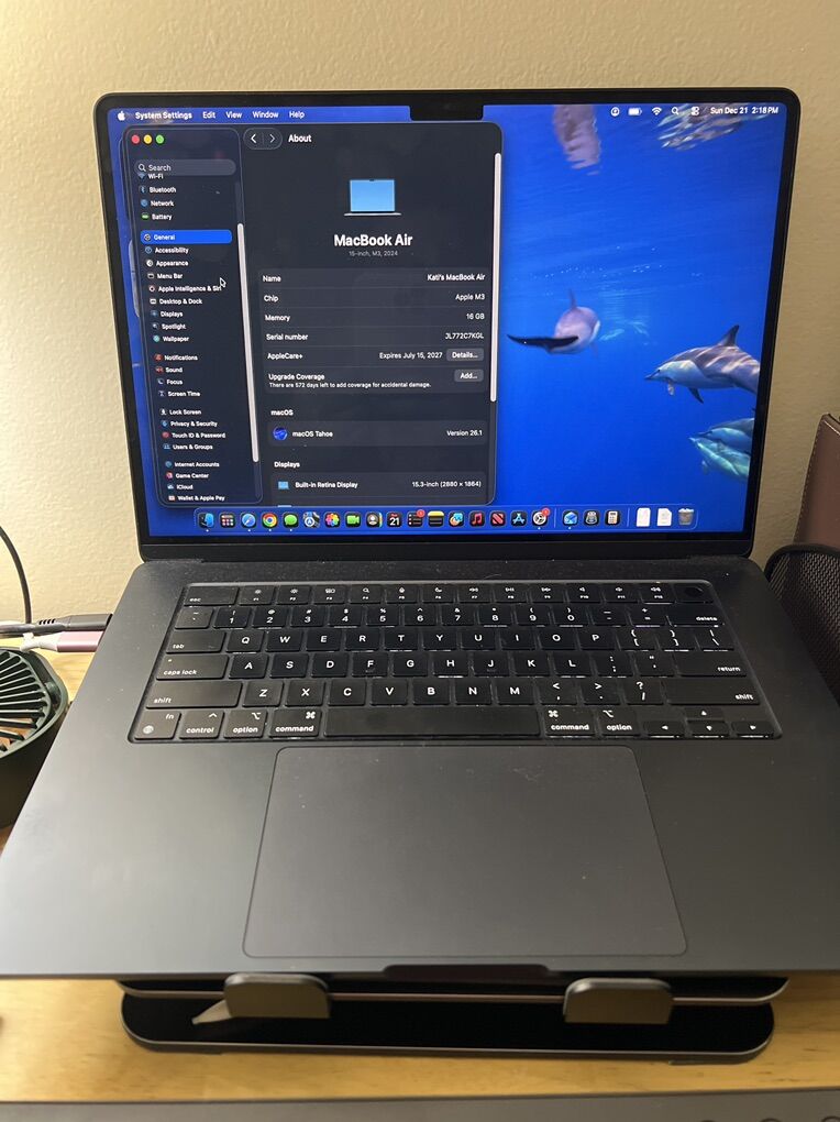 Like New MacBook Air 16 GB 16  Screen *extras*