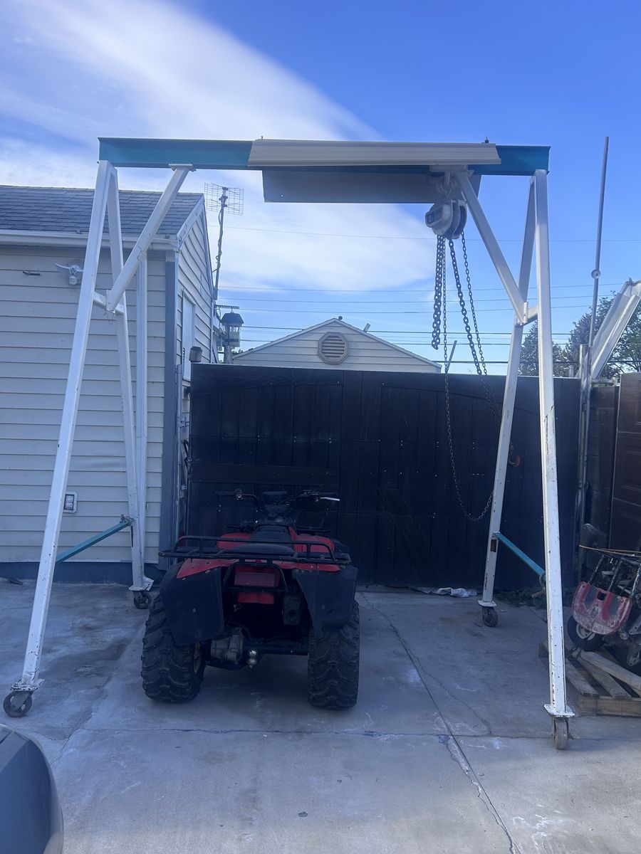 ENGINE HOIST