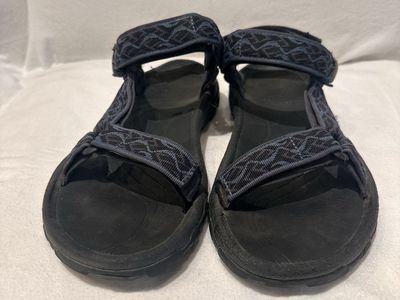 Teva men’s size 9 blue/black/grey print, hiking sandals