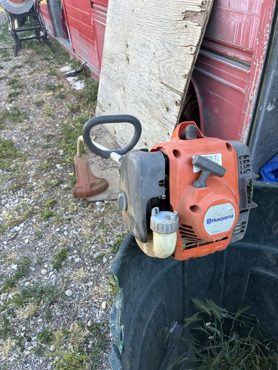 HUSQVARNA  GAS WEED WHACKER