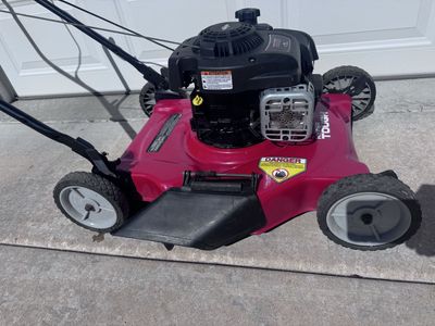 Push lawnmower with wheel adjusters