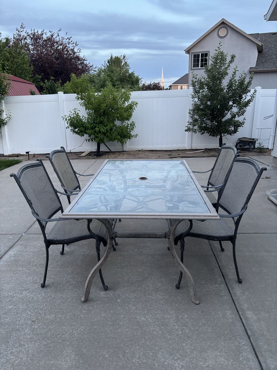 Outdoor Patio Dining Set with Glass Top Table and 4 Sling Chairs