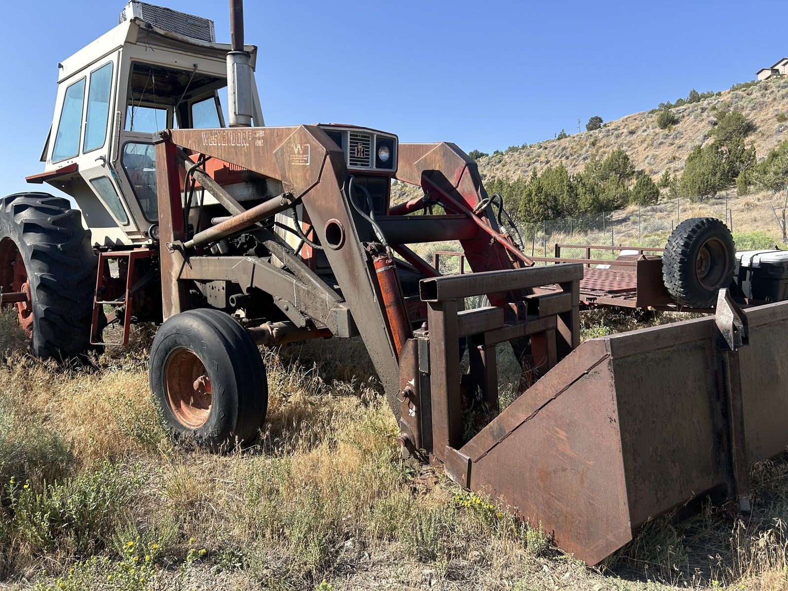 International Harvester 966 Hydro Tractor with Westendorf Front Loader Bucket and Forks