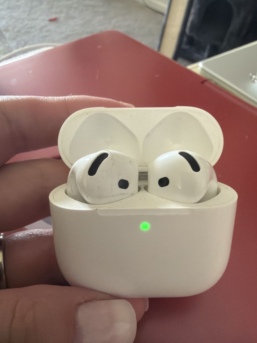 AirPods 4 case and right AirPod only
